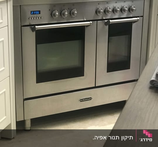 תנור נירוסטה עם כפתורים ותצוגה דיגיטלית
